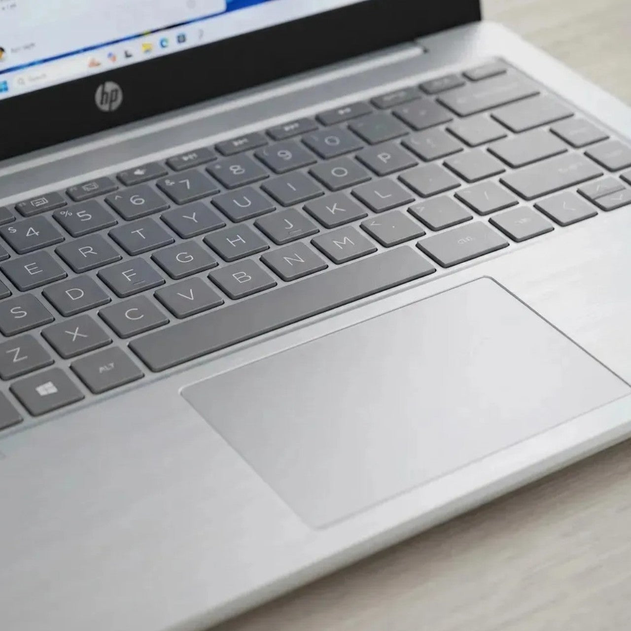 Laptop HP 14-EM0002WM: Athlon 7120 4GB 128GB SSD W11H