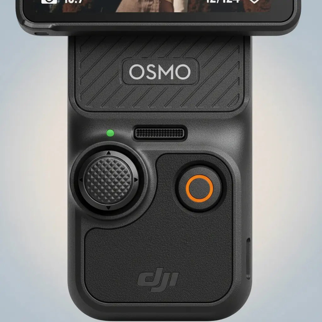 Mujer caminando al aire libre mientras graba con la cámara DJI Osmo Pocket 4