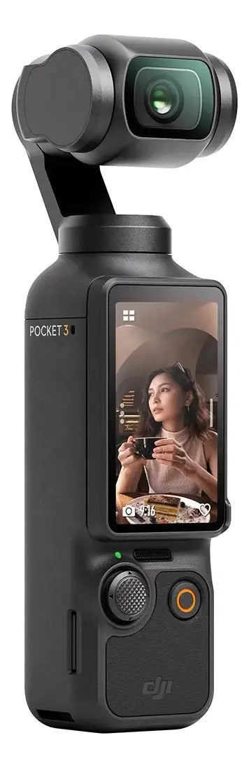 DJI Osmo Pocket 4 en primer plano grabando a una mujer en un espacio interior iluminado