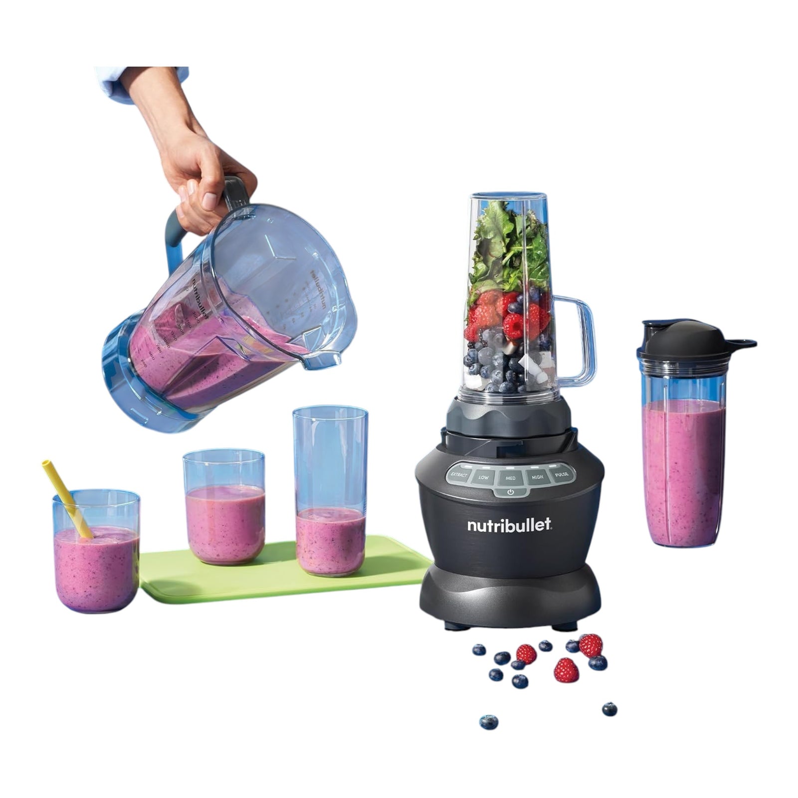 Batidora Nutribullet Combo de doto.com.mx con jarra, tazas y base de motor negra preparando batidos de frutos rojos.