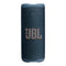 Bocina Bluetooth JBL Grip de color azul oscuro con logotipo naranja en la parte frontal, vista vertical.