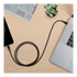 Cable USB-C a USB-C trenzado negro de doto.com.mx conectando un smartphone a un portátil sobre una mesa de madera.