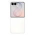 Smartphone plegable doto.com.mx Samsung Galaxy Z Flip8 color crema con pantalla exterior y doble cámara trasera