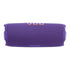 Bocina JBL Flip 7 morada con logo naranja, resistente al agua y al polvo, con correa extraíble.