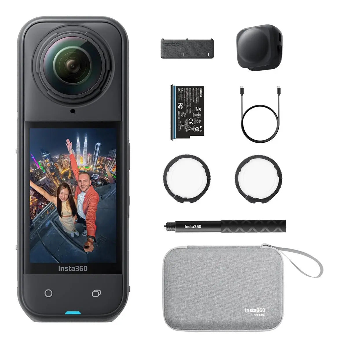 Cámara de acción Insta360 X5 junto a los accesorios del Kit Esencial como estuche y selfie stick