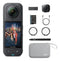 Cámara de acción Insta360 X5 junto a los accesorios del Kit Esencial como estuche y selfie stick