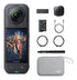 Cámara de acción Insta360 X5 junto a los accesorios del Kit Esencial como estuche y selfie stick
