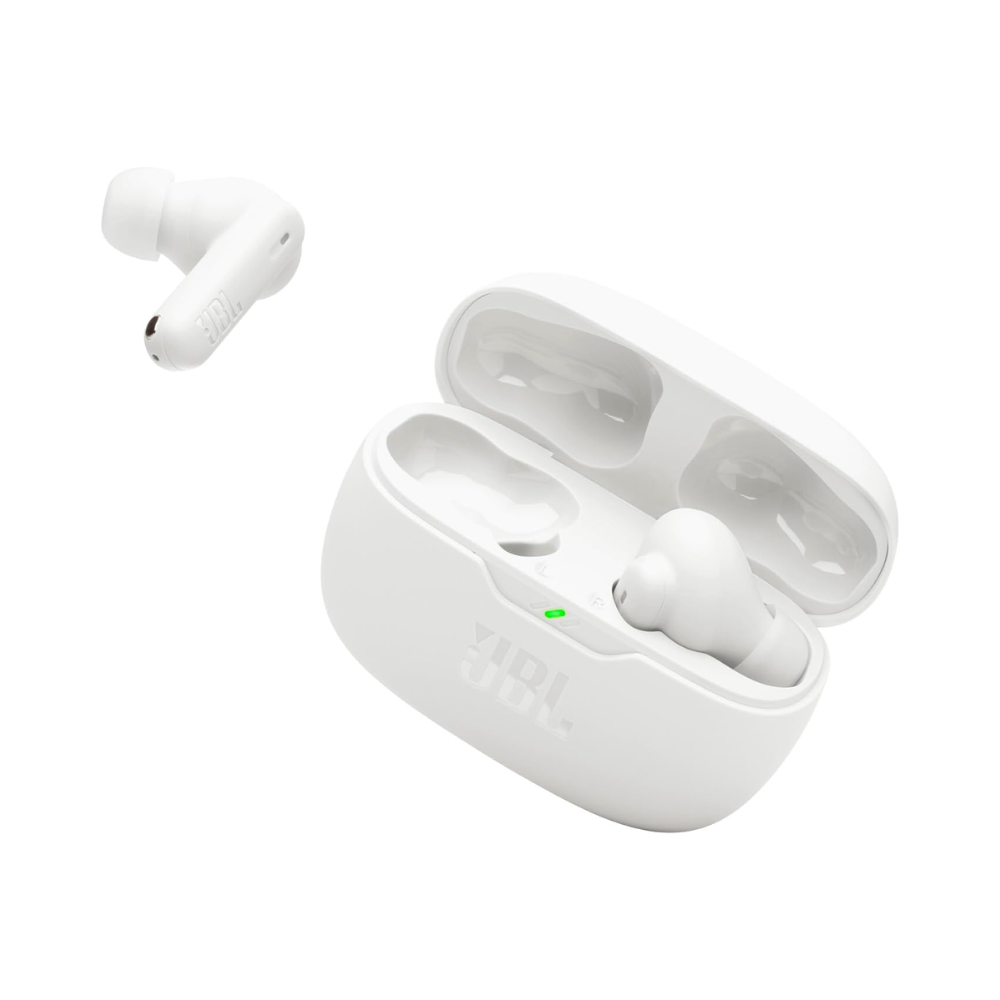 JBL Vibe Beam 2 TWS negros colocados dentro del estuche de carga abierto