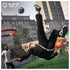 Escena de EA Sports FC 27 con futbolista ejecutando una chilena en una cancha urbana