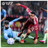 Partido de EA Sports FC 27 con futbolista de uniforme rojo avanzando entre defensores
